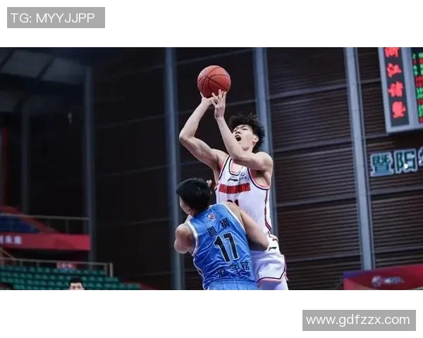 广州篮球队灵活性引发热议球迷对战术调整和球员表现的不同看法