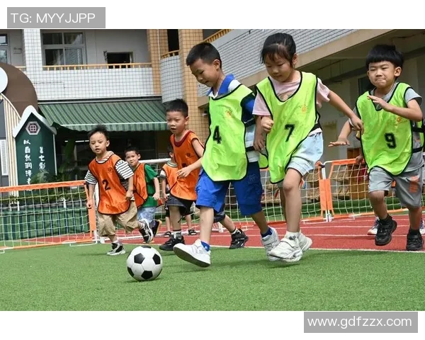 足球踢脚的正确位置与技巧解析让你在场上更加出色 足球踢脚的正确位置与技巧解析让你在场上更加出色