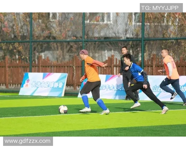 足球社团活动丰富多彩成员积极参与促进友谊与团队精神的建设与发展 足球社团活动丰富多彩成员积极参与促进友谊与团队精神的建设与发展